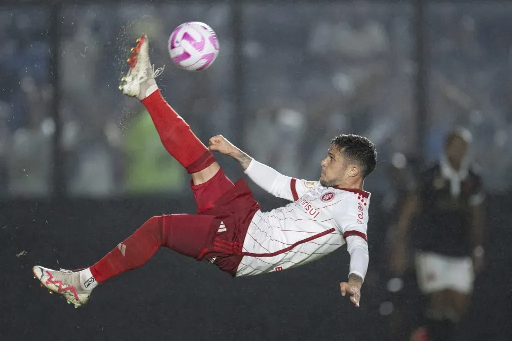 Bustos com a camisa do Inter – Foto: Jorge Rodrigues/AGIF