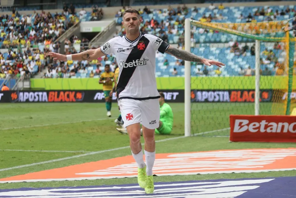 Vegetti, do Vasco, comemora seu gol com jogadores do seu time durante partida contra o Cuiabá na Arena Pantanal pelo Campeonato Brasileiro A 2024. Foto: Gil Gomes / AGIF