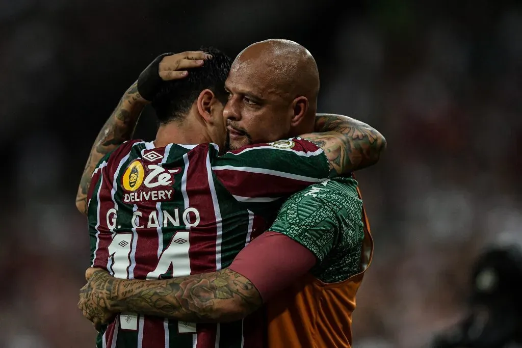 RJ – RIO DE JANEIRO – 22/10/2024 – BRASILEIRO A 2024, FLUMINENSE X ATHLETICO-PR – Cano jogador do Fluminense comemora seu gol com Felipe Melo jogador da sua equipe durante partida contra o Athletico-PR no estadio Maracana pelo campeonato Brasileiro A 2024. Foto: Thiago Ribeiro/AGIF