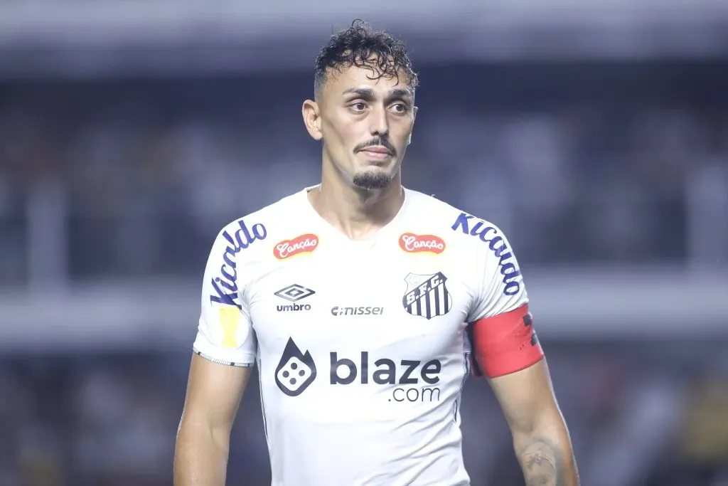 Diego Pituca em campo pelo Santos - Foto: Reinaldo Campos/AGIF