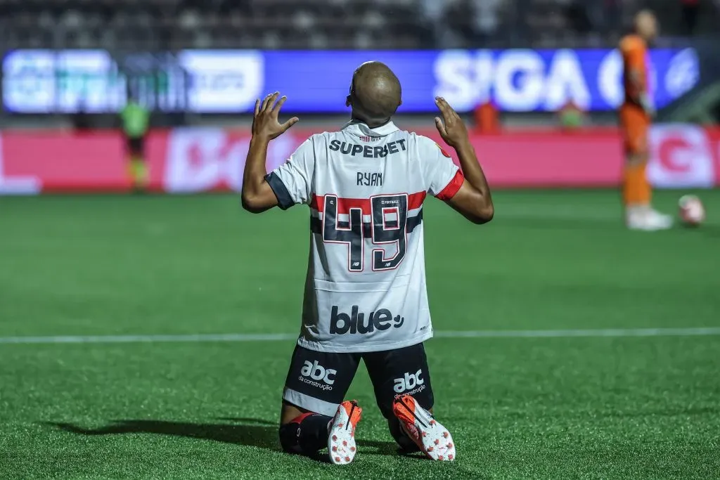 Ryan Francisco jogador do Sao Paulo comemora seu gol durante partida contra o Portuguesa no estadio Pacaembu pelo campeonato Paulista 2025. Foto: Marcello Zambrana/AGIF