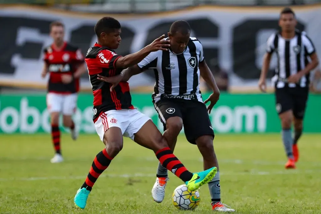 Marcio Araujo do Flamengo disputa bola com Airton do Botafogo durante partida