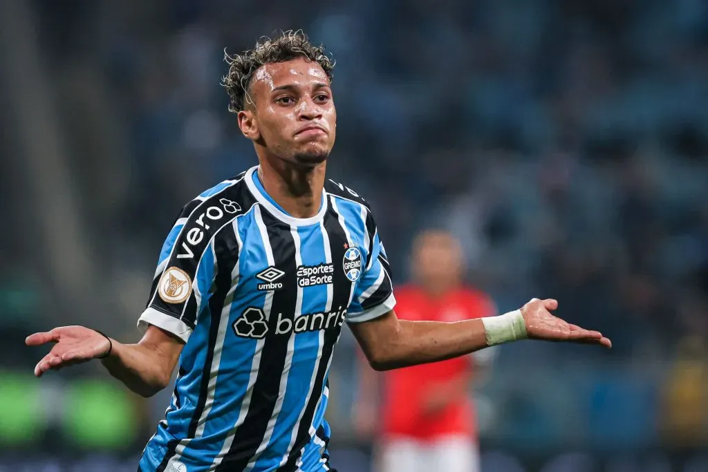 RS – PORTO ALEGRE – 21/05/2023 – BRASILEIRO A 2023, GREMIO X INTERNACIONAL – Bitello jogador do Gremio comemora seu gol durante partida contra o Internacional no estadio Arena do Gremio pelo campeonato BRASILEIRO A 2023. Foto: Maxi Franzoi/AGIF