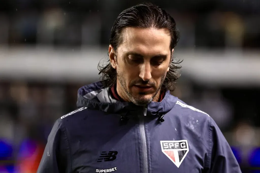 SP – SANTOS – 01/02/2025 – PAULISTA 2025, SANTOS X SAO PAULO – Luis Zubeldia tecnico do Sao Paulo durante partida contra o Santos no estadio Vila Belmiro pelo campeonato Paulista 2025. Foto: Marcello Zambrana/AGIF