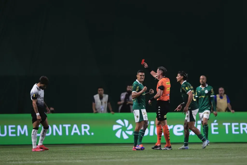 SP – SAO PAULO – 06/02/2025 – PAULISTA 2025, PALMEIRAS X CORINTHIANS – Yuri Alberto jogador do Corinthians recebe cartao vermelho do arbitro durante partida contra o Palmeiras no estadio Arena Allianz Parque pelo campeonato Paulista 2025.