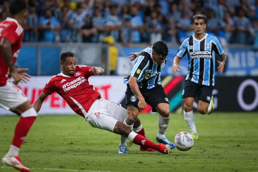 RS – PORTO ALEGRE – 08/02/2025 – GAUCHO 2025, GREMIO X INTERNACIONAL – Pavon jogador do Gremio disputa lance com Fernando jogador do Internacional durante partida no estadio Arena do Gremio pelo campeonato Gaucho 2025. Foto: Maxi Franzoi/AGIF