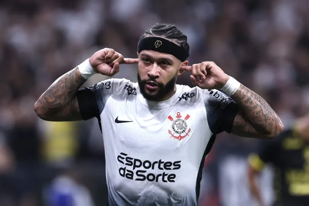 Depay marcou o segundo gol do Corinthians na partida