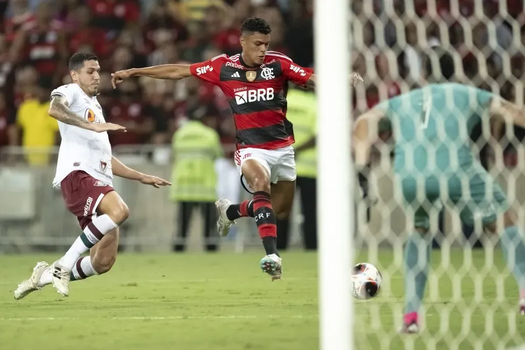RJ – Rio de Janeiro – 08/03/2023 – CARIOCA 2023, FLAMENGO X FLUMINENSE – Mateusao jogador do Flamengo durante partida contra o Fluminense no estadio Maracana pelo campeonato Carioca 2023.