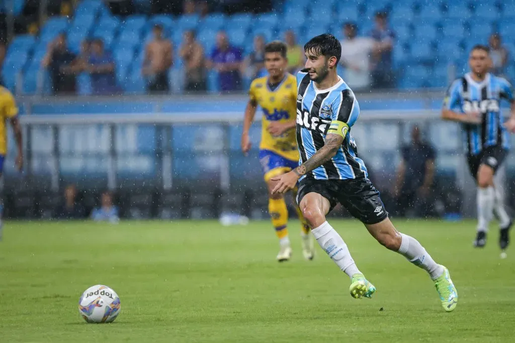 Villasanti, do Grêmio, durante partida contra o Pelotas na Arena pelo Campeonato Gaúcho 2025. Foto: Maxi Franzoi / AGIF