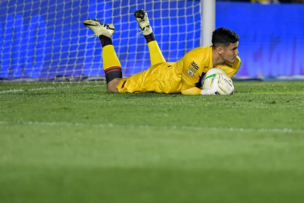 Pedro Rangel em ação pelo Atlético-GO em 2024 – Foto: Thiago Ribeiro/AGIF