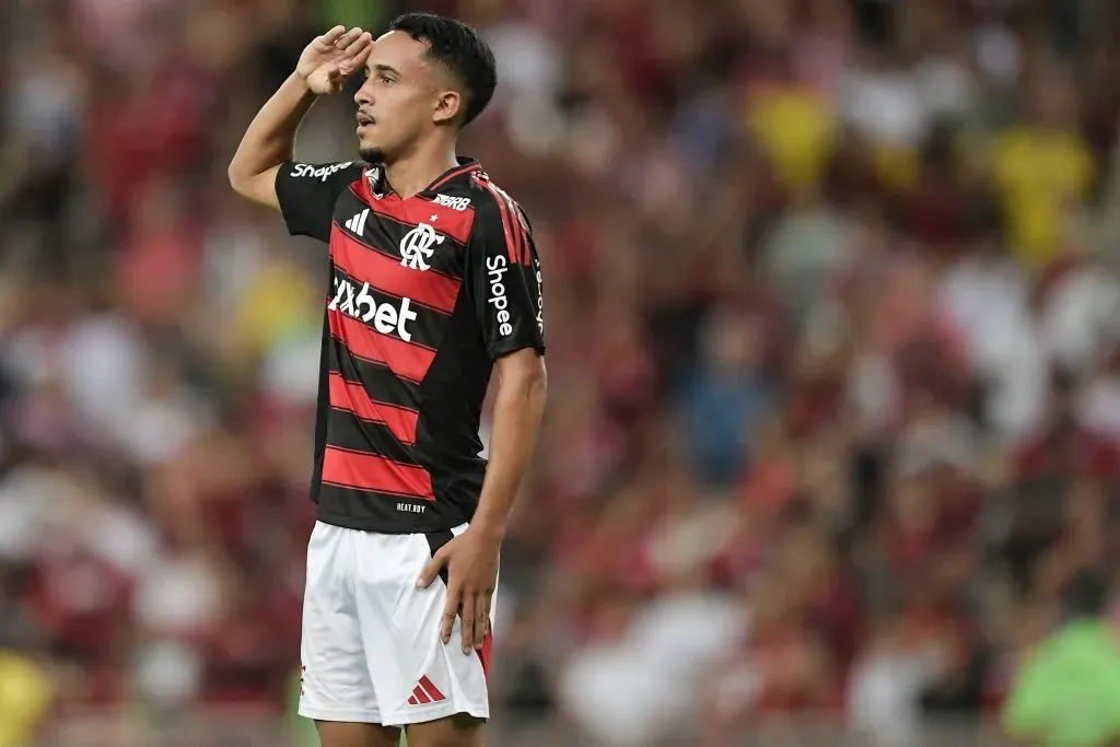 Matheus Gonçalves em ação pelo Flamengo. Foto: Thiago Ribeiro/AGIF