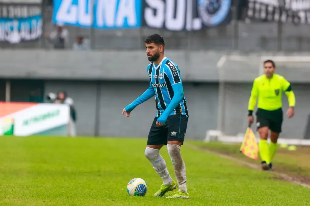 Pepê com a camisa do Grêmio – Foto: Luiz Erbes/AGIF