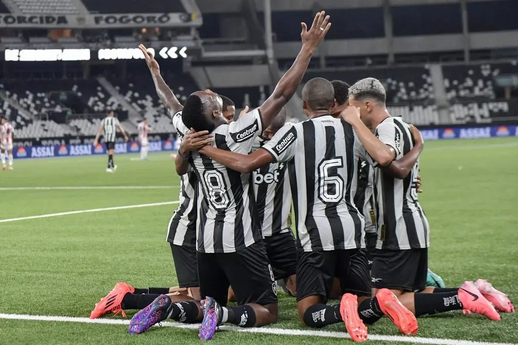 Elenco do Botafogo comemorando – Foto: Thiago Ribeiro/AGIF