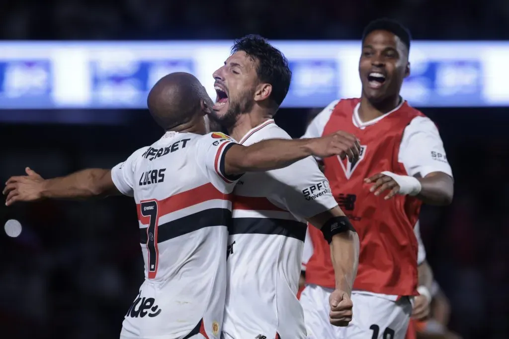 Calleri comemora gol com Lucas no Morumbis – Foto: Marcello Zambrana/AGIF