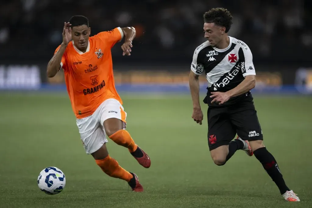 Nuno Moreira pode ser titular do Vasco no clássico – Foto: Jorge Rodrigues/AGIF