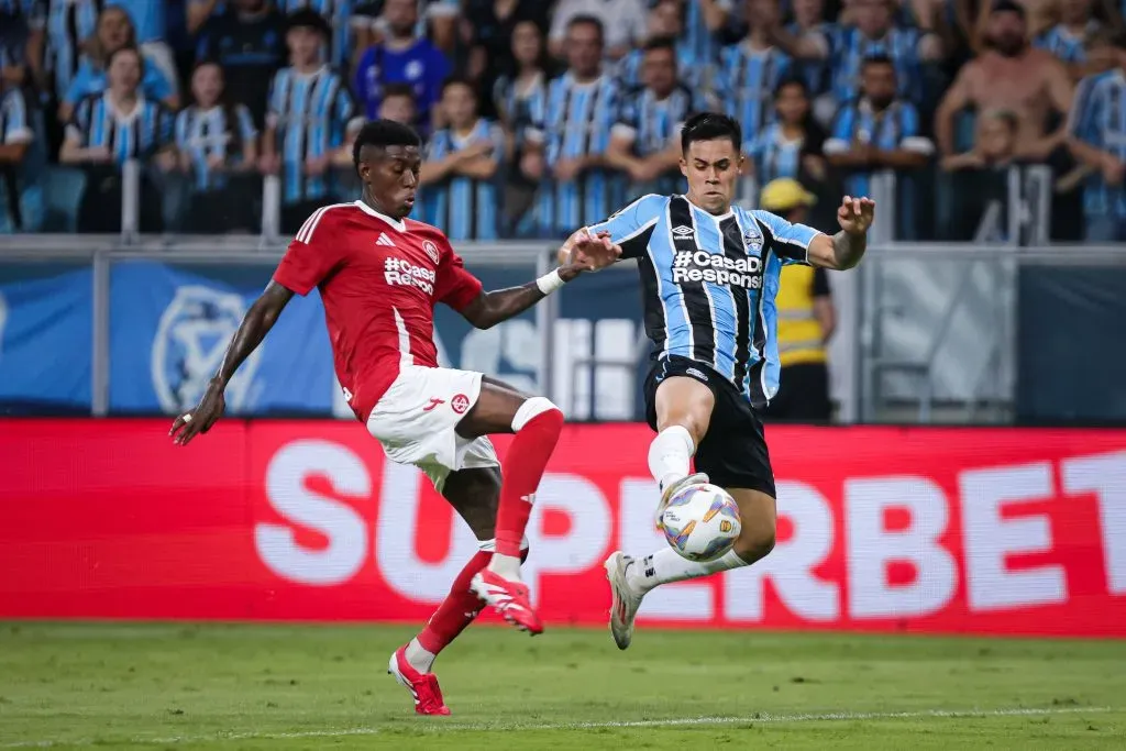 Grêmio e Inter em campo pelo primeiro clássico de 2025 – Foto: Maxi Franzoi/AGIF