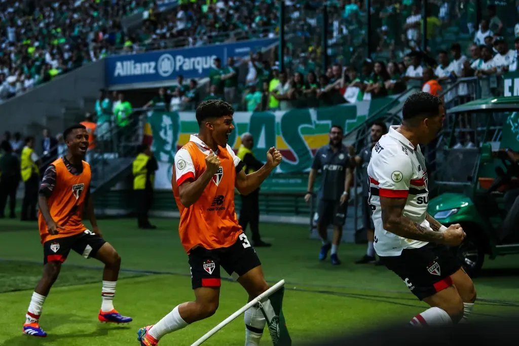 Atacante do São Paulo após comemorar com a bandeirinha de escanteio. Foto: Marco Miatelo/AGIF