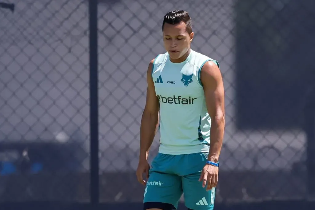 Marlon em treino na Toca da Raposa. Foto: Gilson Lobo/AGIF