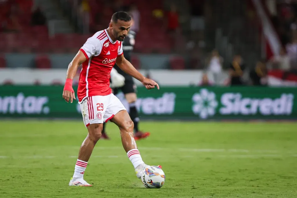 Thiago Maia com a camisa do Internacional – Foto: Maxi Franzoi/AGIF