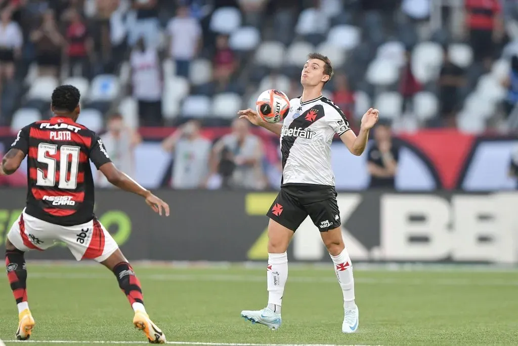 Lucas Piton recua mal de peito e liga o contra-atque Rubro-Negro. Photo: Thiago Ribeiro/AGIF (via AP)