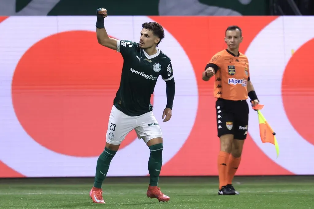 Veiga comemora gol contra o São Paulo. Foto: Marcello Zambrana/AGIF