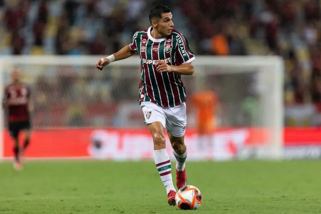 Kevin Serna pelo Fluminense em partida diante do Flamengo. Foto: Ruano Carneiro/Alamy Live News