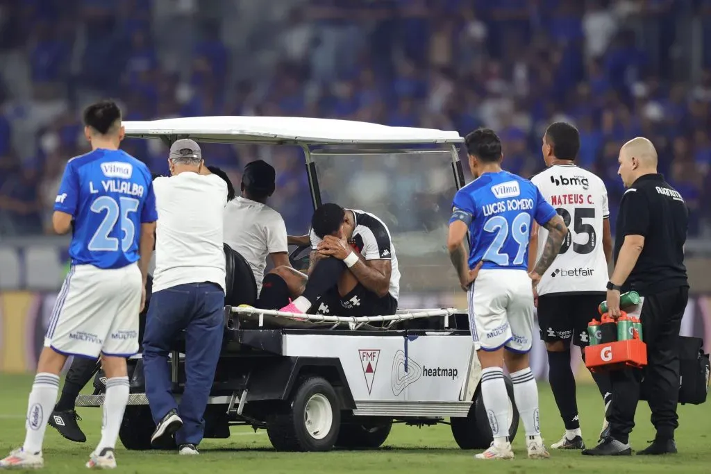 David sofre lesão em partida diante do Cruzeiro, no Mineirão. Foto: Gilson Lobo/AGIF/Sipa USA/Alamy Live News