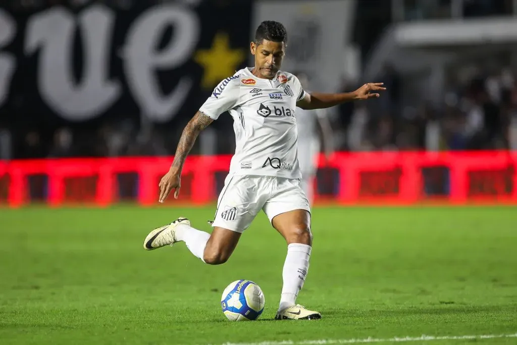 SP – SANTOS – 15/07/2024 – BRASILEIRO B 2024, SANTOS X ITUANO – Aderlan jogador do Santos durante partida contra o Ituano no estadio Vila Belmiro pelo campeonato Brasileiro B 2024. Foto: Reinaldo Campos/AGIF