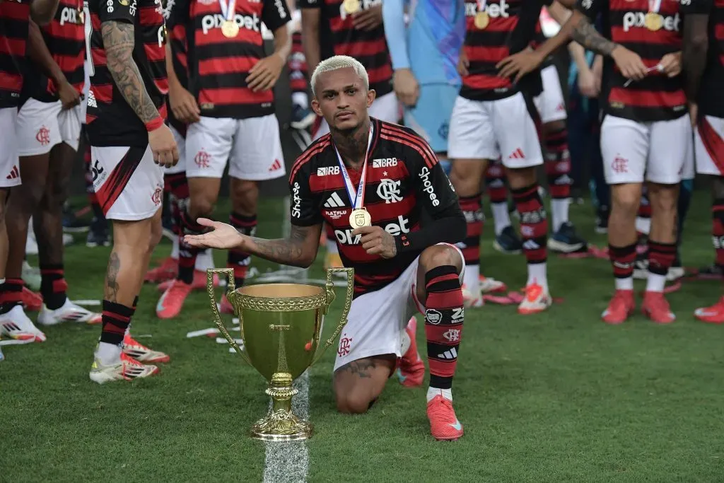Wesley jogador do Flamengo levanta a taca de campeao durante cerimonia de premiacao ao final da partida contra o Fluminens do campeonato Carioca 2025.