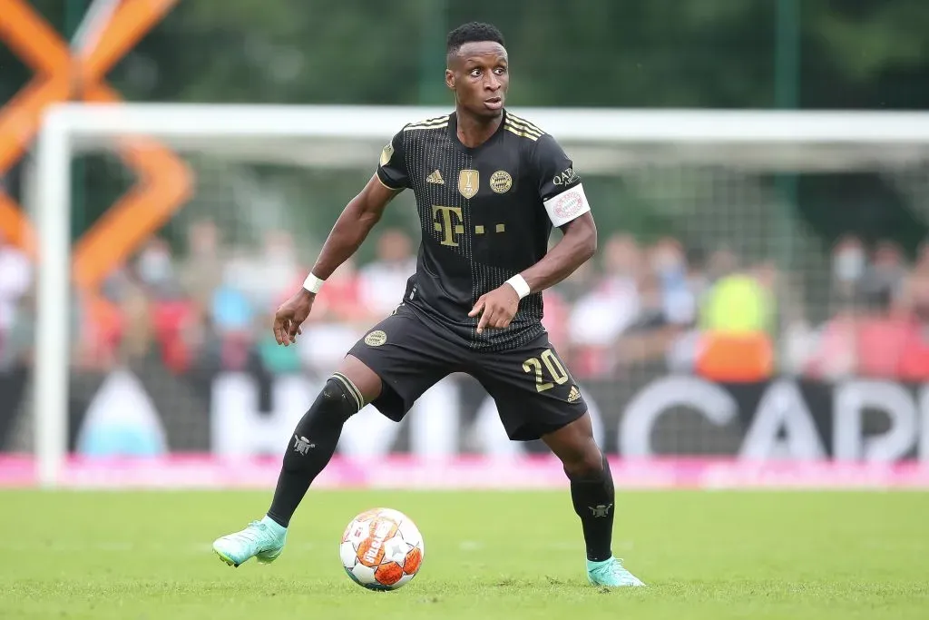 Bouna Sarr com a camisa do Bayern de Munique – Foto: Christian Kaspar-Bartke/Getty Images