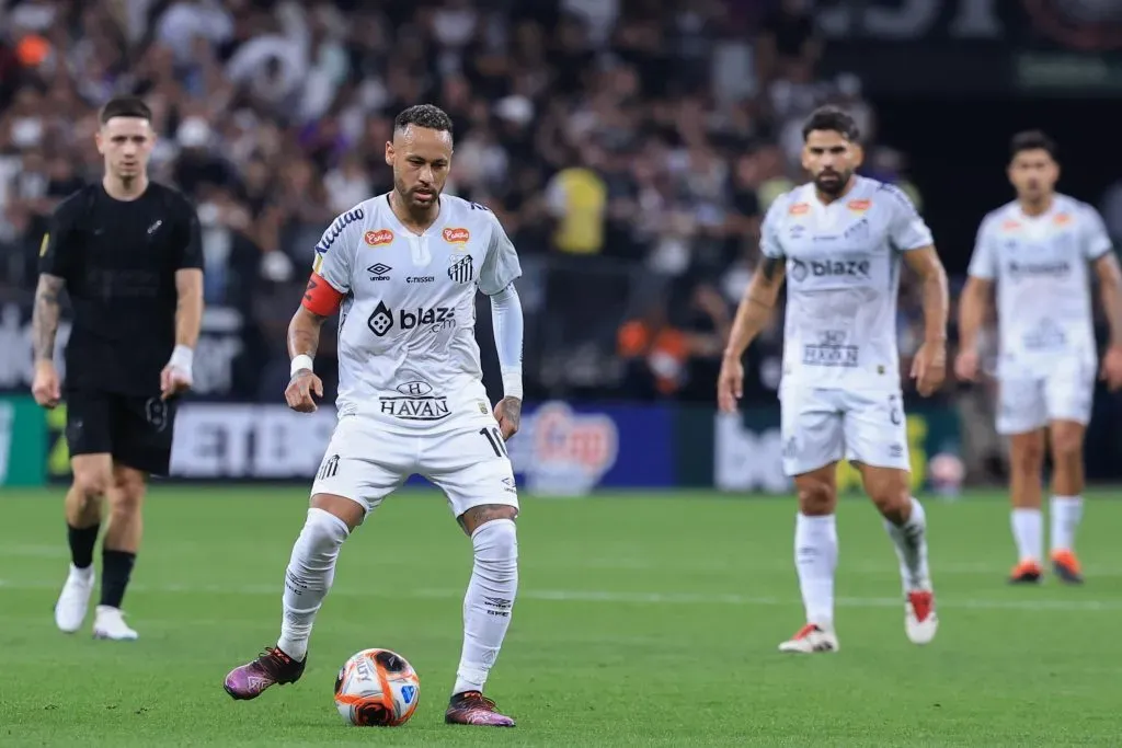 SP – SAO PAULO – 12/02/2025 – PAULISTA 2025, CORINTHIANS X SANTOS – Neymar Jr. jogador do Santos durante partida contra o Corinthians no estadio Arena Corinthians pelo campeonato Paulista 2025. Foto: Marcello Zambrana/AGIF