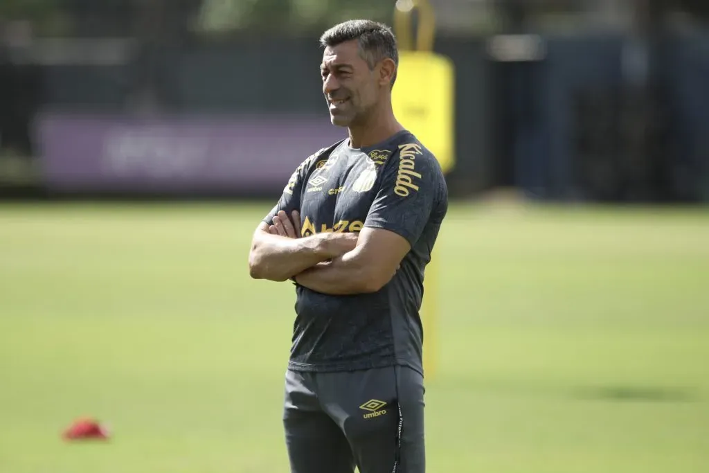 SP – SANTOS – 13/01/2025 – SANTOS, TREINO – Pedro Caixinha tecnico do Santos durante treino no Centro de Treinamento CT Rei Pele, nesta segunda feira (13). Foto: Reinaldo Campos/AGIF