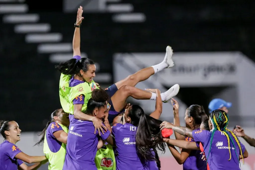 Marta sendo levantada pelas jogadoras. Foto: Rafael Vieira/AGIF