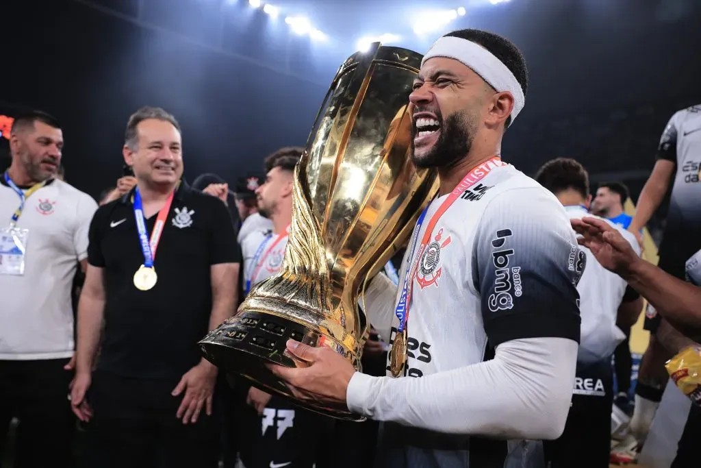 Jogador com a taça do Paulistão. Foto: Ettore Chiereguini/AGIF