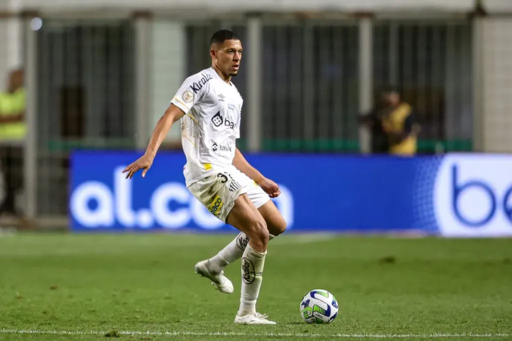 MG – BELO HORIZONTE – 03/09/2023 – BRASILEIRO A 2023, AMERICA-MG X SANTOS – Alex Nascimento jogador do Santos durante partida contra o America-MG no estadio Independencia pelo campeonato Brasileiro A 2023. Foto: Gilson Lobo/AGIF