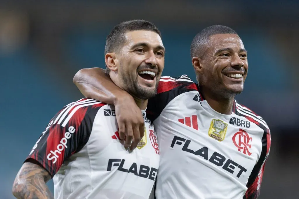 RS – PORTO ALEGRE – 13/04/2025 – BRASILEIRO A 2025, GREMIO X FLAMENGO – Giogian De Arrascaeta jogador do Flamengo comemora seu gol com jogador da sua equipe durante partida contra o Gremio no estadio Arena do Gremio pelo campeonato Brasileiro A 2025. Foto: Liamara Polli/AGIF