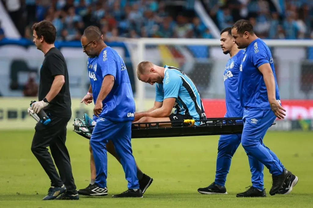 Momento em que Ely deixa o gramado lesionadoFoto: Maxi Franzoi/AGIF