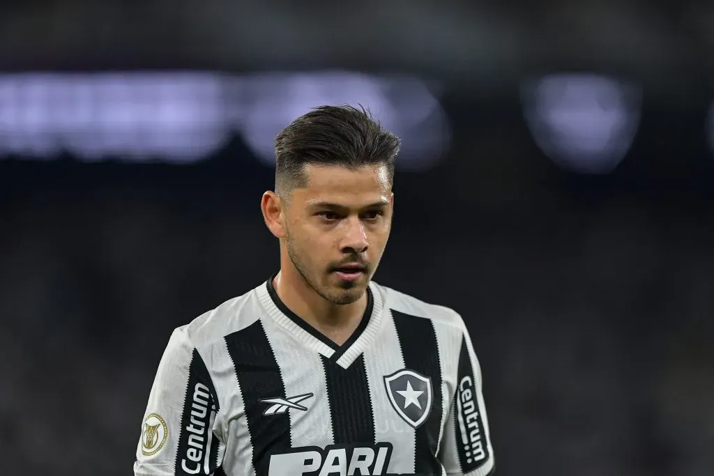 Óscar Romero com a camisa do Botafogo – Foto: Thiago Ribeiro/AGIF