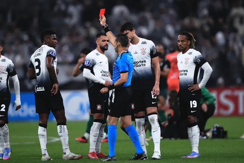 Felix Torres jogador do Corinthians recebe cartao vermelho do arbitro durante partida contra o Racing-URU no estadio Arena Corinthians pelo campeonato Copa Sul-americana 2025.