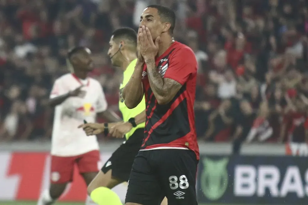 PR – CURITIBA – 05/12/2024 – BRASILEIRO A 2024, ATHLETICO-PR X BRAGANTINO – Christian jogador do Athletico-PR lamenta durante partida contra o Bragantino no estadio Arena da Baixada pelo campeonato Brasileiro A 2024. Foto: Gabriel Machado/AGIF