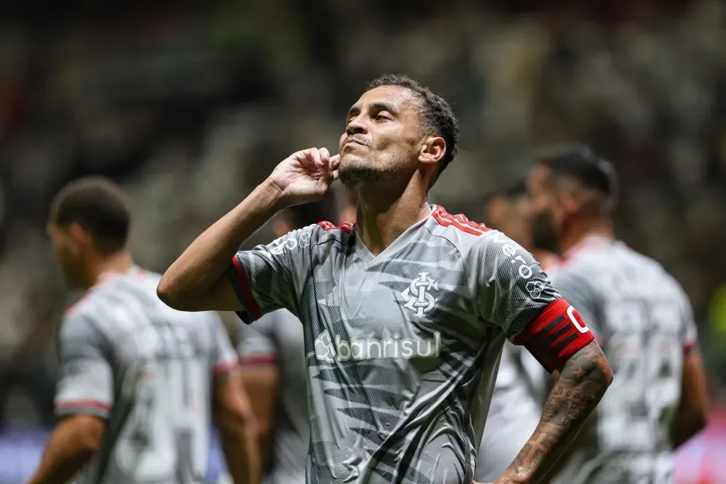 MG – BELO HORIZONTE – 26/10/2024 – BRASILEIRO A 2024, ATLETICO-MG X INTERNACIONAL – Alan Patrick jogador do Internacional comemora seu gol durante partida contra o Atletico-MG no estadio Arena MRV pelo campeonato Brasileiro A 2024. Foto: Gilson Lobo/AGIF