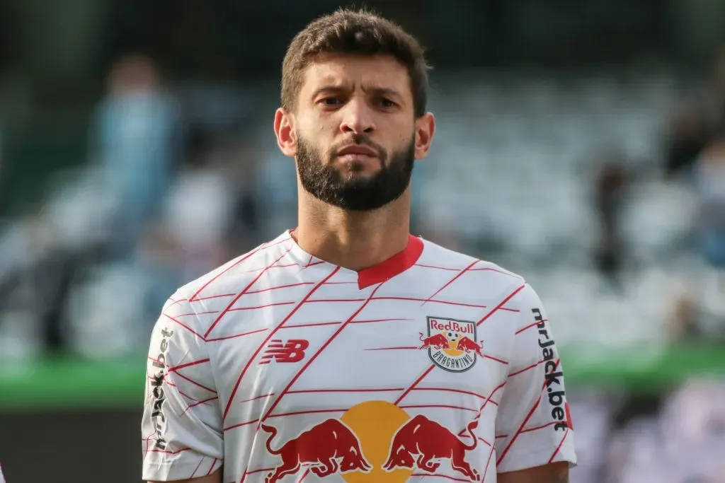 Juninho Capixaba com a camisa do Bragantino. Foto: Robson Mafra/AGIF