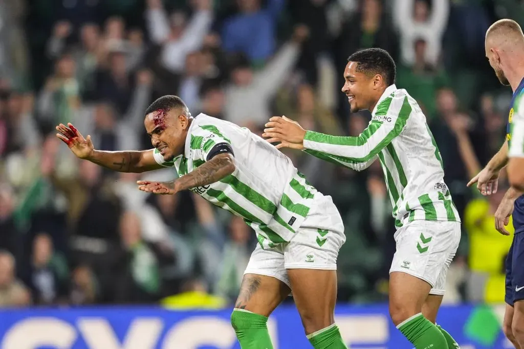 Natan e Vitor Roque comemorando tento marcado pelo Bétis. Foto: Real Betis/Reprodução