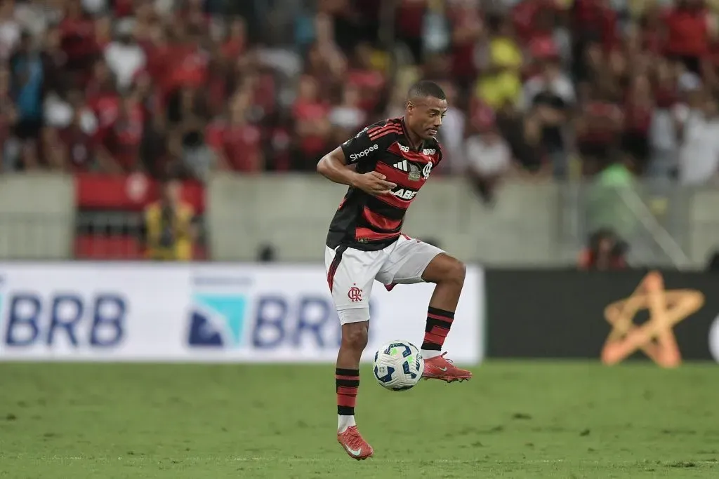 Meio-campista durante o clássico. Foto: Thiago Ribeiro/AGIF