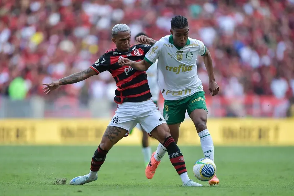 Wesley jogador do Flamengo disputa lance com Vanderlan jogador do Palmeiras durante partida no estadio Maracana pelo campeonato Brasileiro A 2024. Foto: Thiago Ribeiro/AGIF
