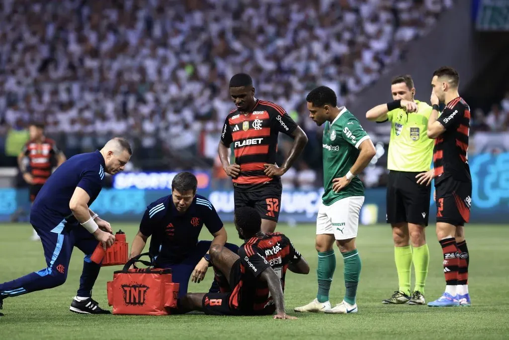 SP – SAO PAULO – 25/05/2025 – BRASILEIRO A 2025, PALMEIRAS X FLAMENGO – Gerson jogador do Flamengo deixa o campo durante partida contra o Palmeiras no estadio Arena Allianz Parque pelo campeonato Brasileiro A 2025. Foto: Marcello Zambrana/AGIF