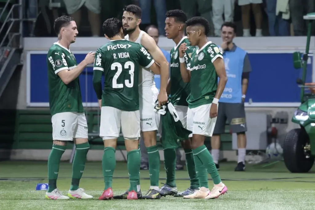 Flaco López comemora um de seus gols contra o Sporting Cristal. Foto: Marcello Zambrana/AGIF