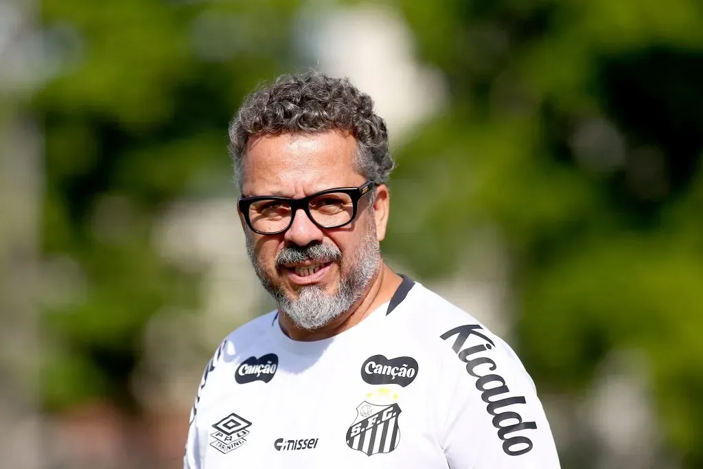 SP – SANTOS – 07/05/2025 – SANTOS, TREINO – Cleber Xavier tecnico do Santos durante treino no Centro de Treinamento CT Rei Pele. Foto: Mauricio De Souza/AGIF