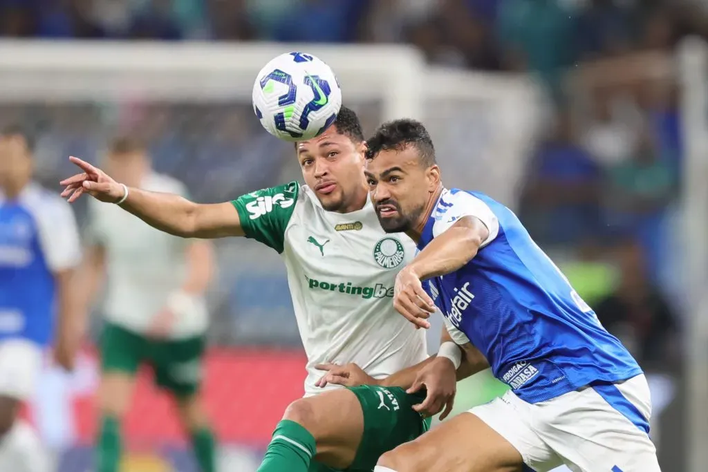Fabricio Bruno jogador do Cruzeiro disputa lance com Vitor Roque jogador do Palmeiras durante partida no estadio Mineirao pelo campeonato Brasileiro A 2025. Foto: Gilson Lobo/AGIF