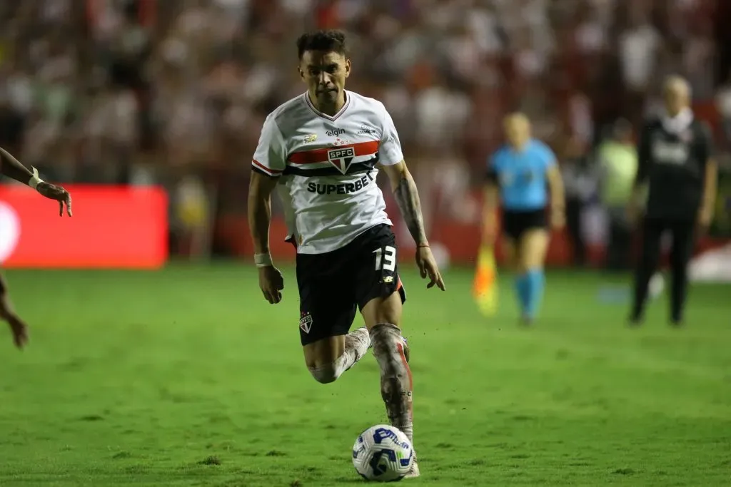 Enzo Díaz em ação pelo São Paulo. Foto: Marlon Costa/AGIF